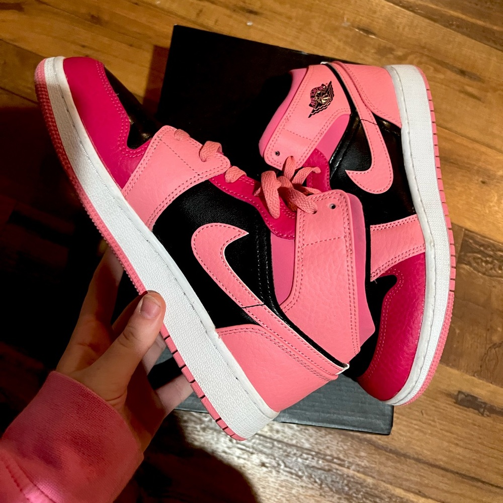 Coral Chalk Air Jordan Mid Size 6.5 kids/women’s 8